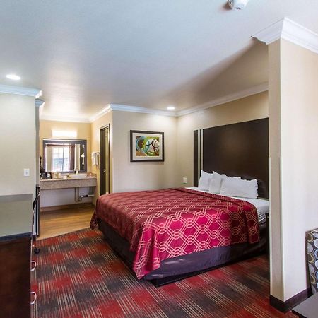 Econo Lodge Inn & Suites Escondido Downtown Екстериор снимка