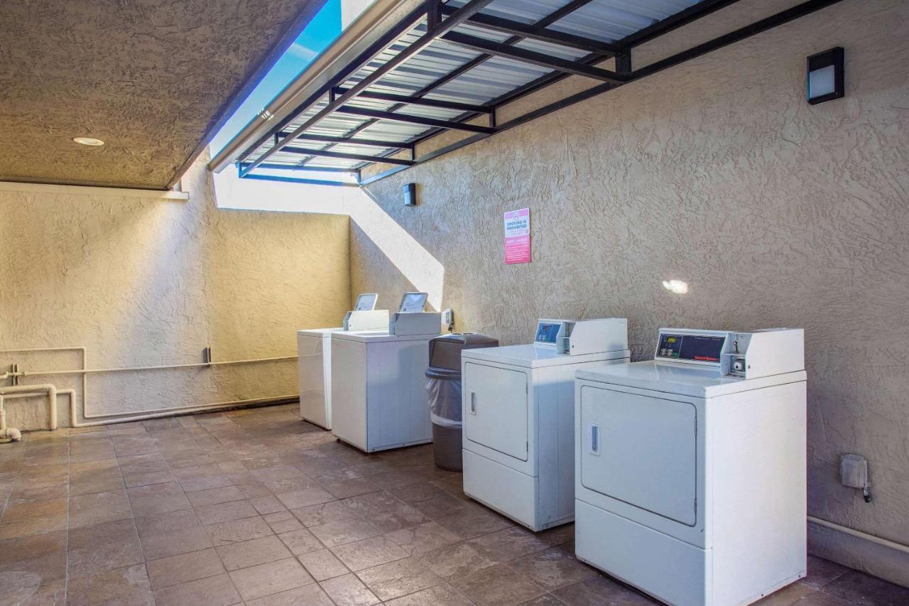 Econo Lodge Inn & Suites Escondido Downtown Екстериор снимка