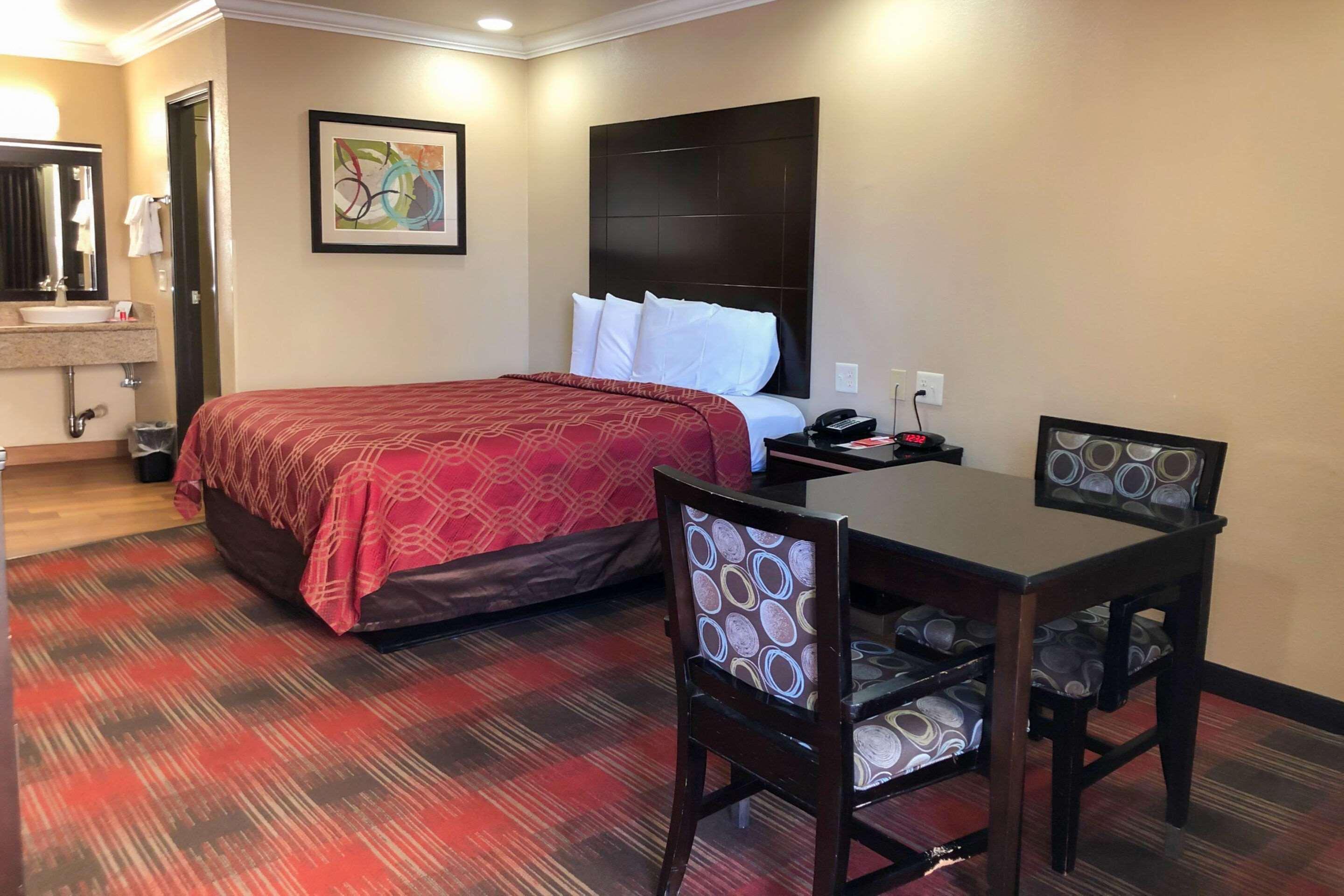 Econo Lodge Inn & Suites Escondido Downtown Екстериор снимка