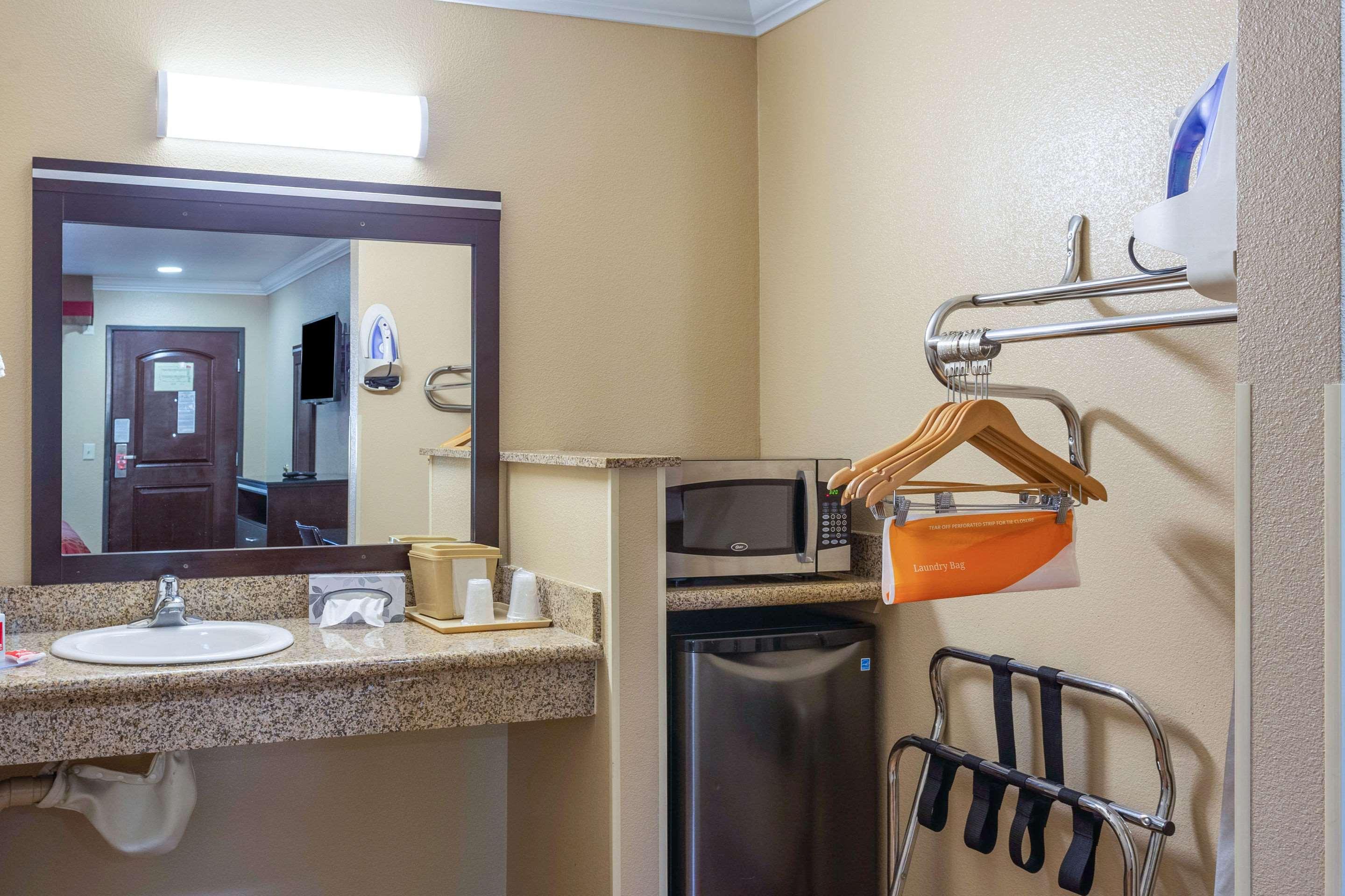 Econo Lodge Inn & Suites Escondido Downtown Екстериор снимка