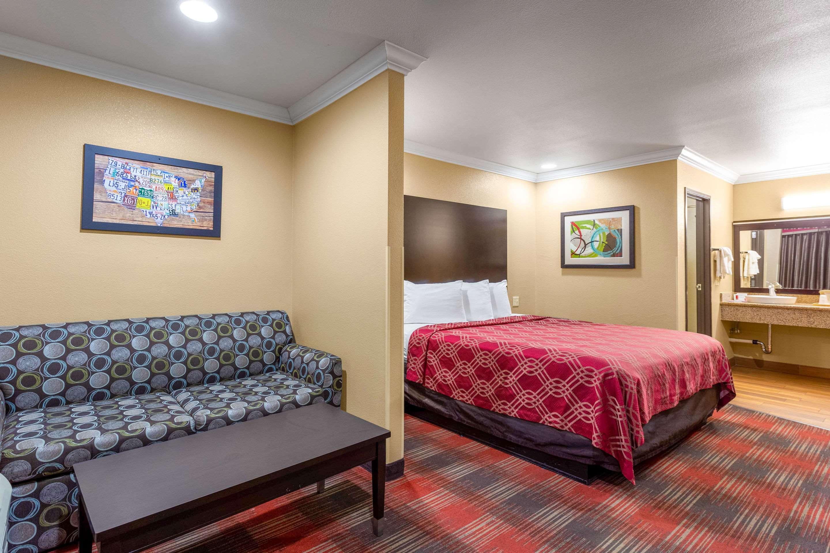 Econo Lodge Inn & Suites Escondido Downtown Екстериор снимка
