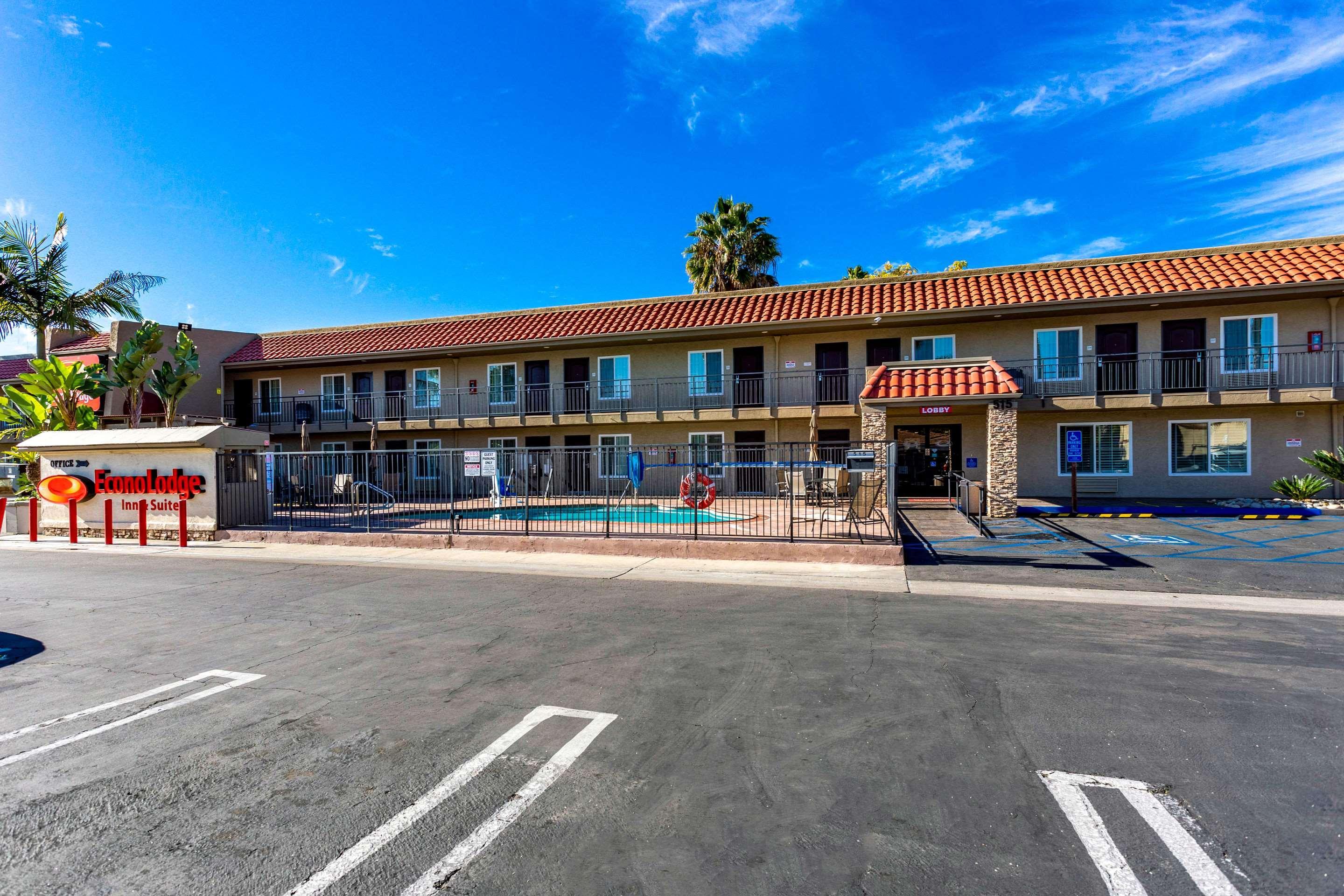 Econo Lodge Inn & Suites Escondido Downtown Екстериор снимка
