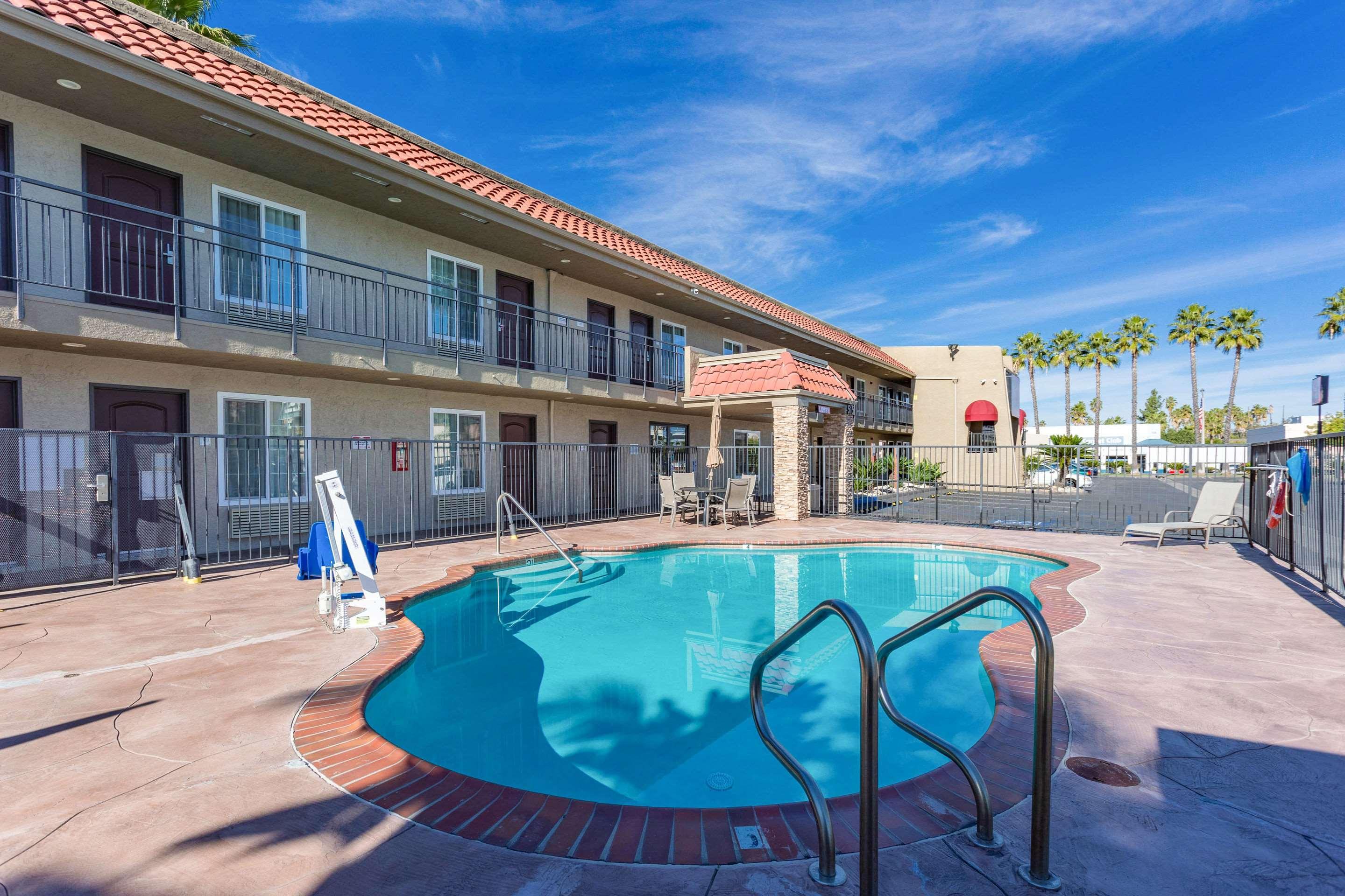 Econo Lodge Inn & Suites Escondido Downtown Екстериор снимка
