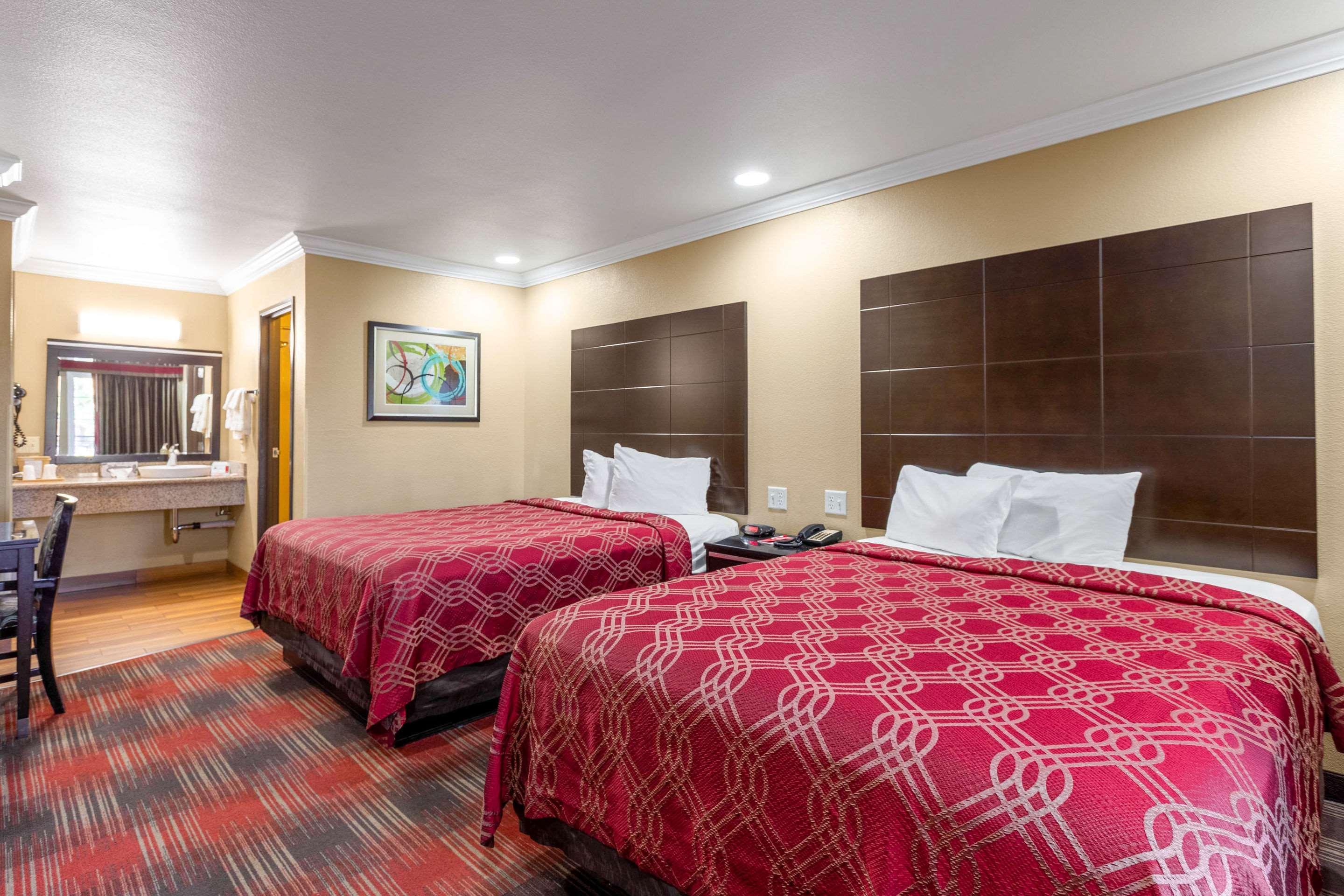 Econo Lodge Inn & Suites Escondido Downtown Екстериор снимка