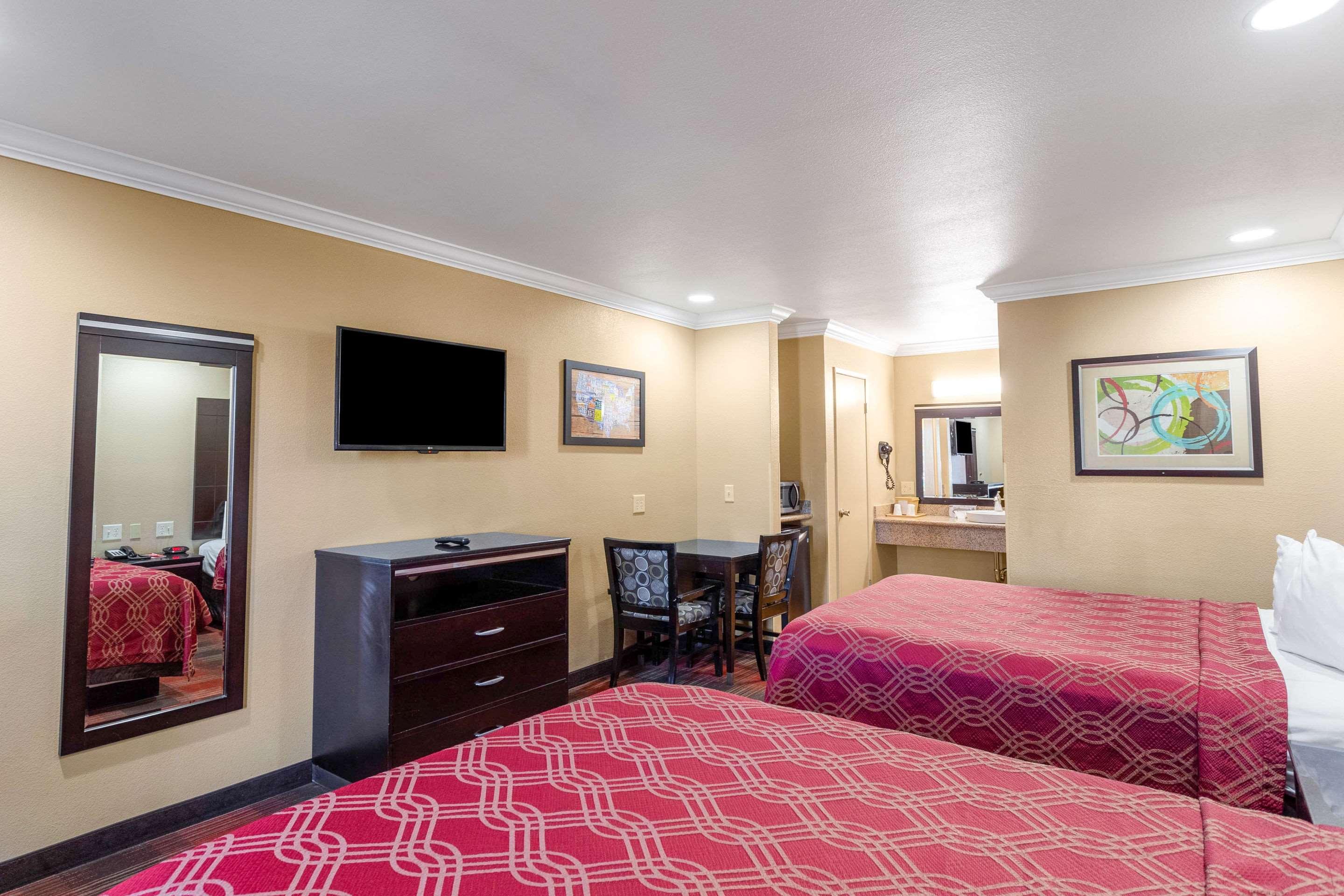 Econo Lodge Inn & Suites Escondido Downtown Екстериор снимка