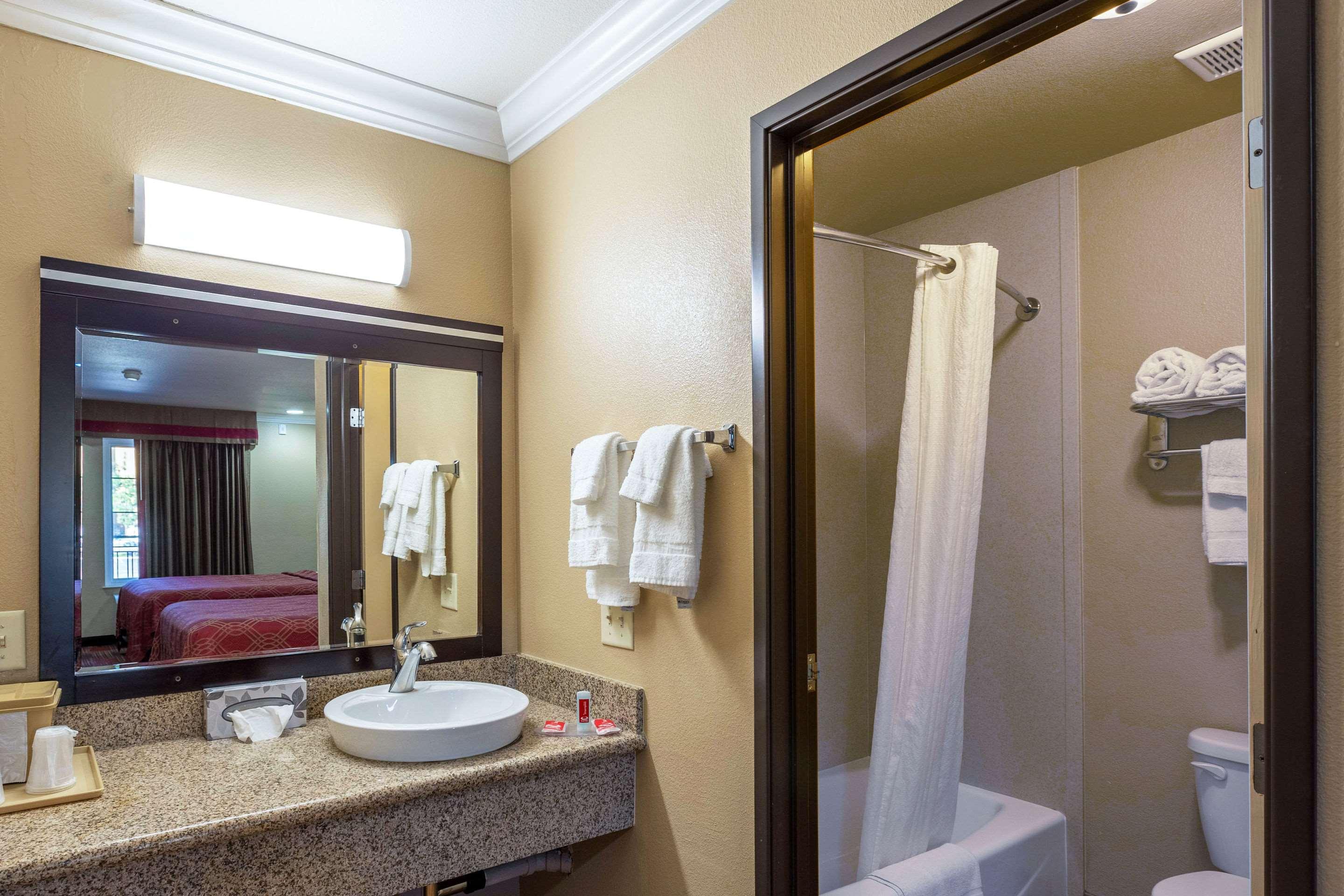 Econo Lodge Inn & Suites Escondido Downtown Екстериор снимка