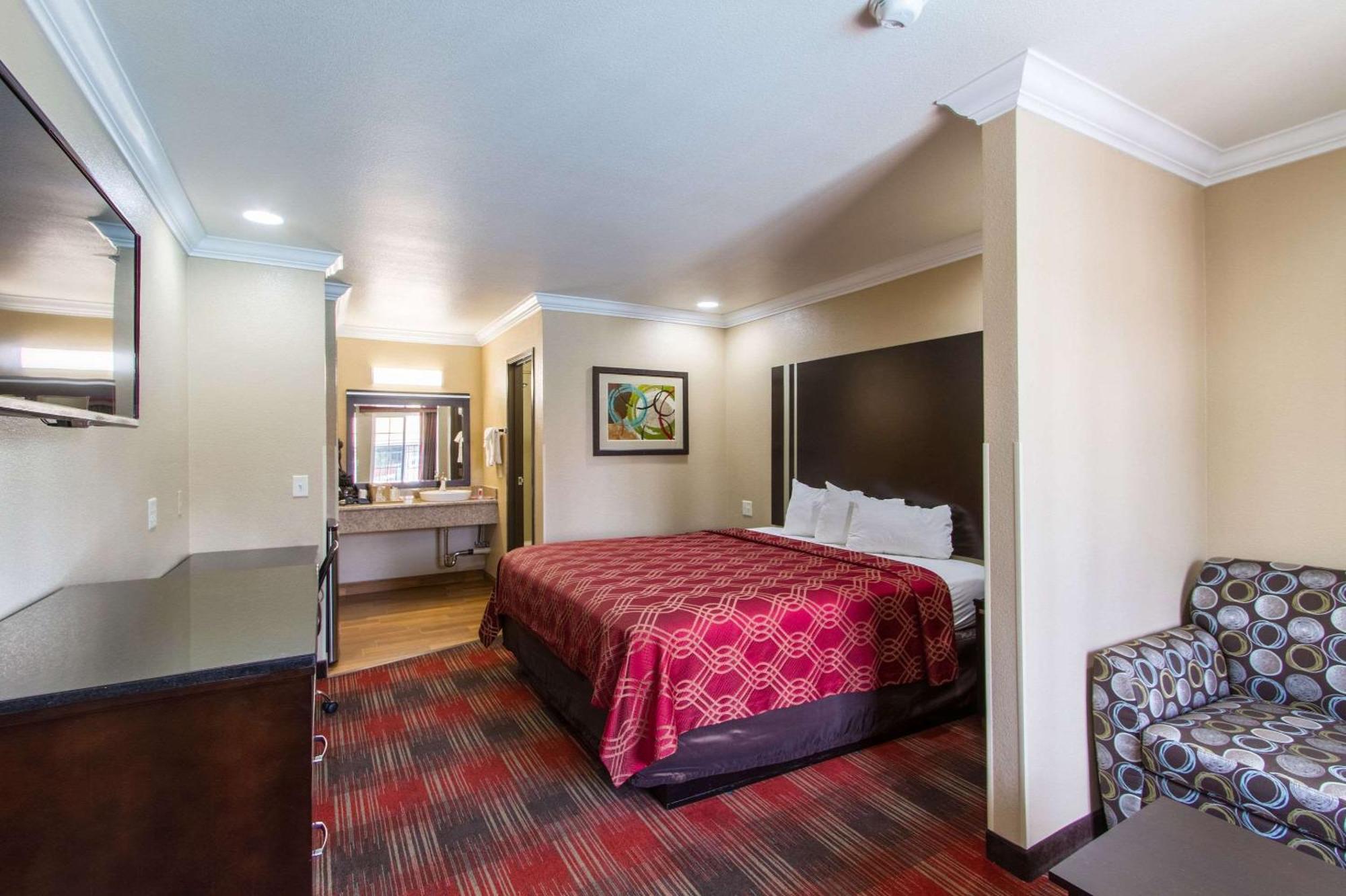 Econo Lodge Inn & Suites Escondido Downtown Екстериор снимка