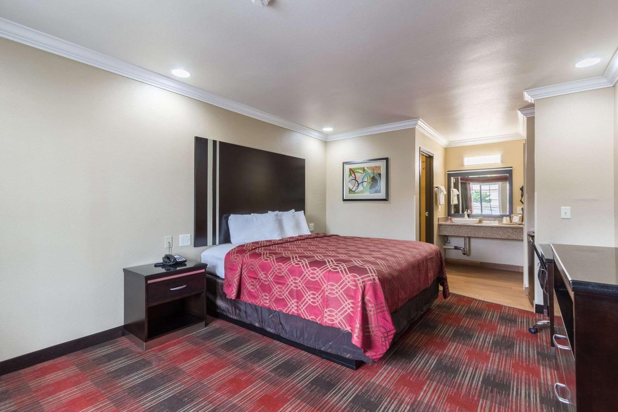Econo Lodge Inn & Suites Escondido Downtown Екстериор снимка