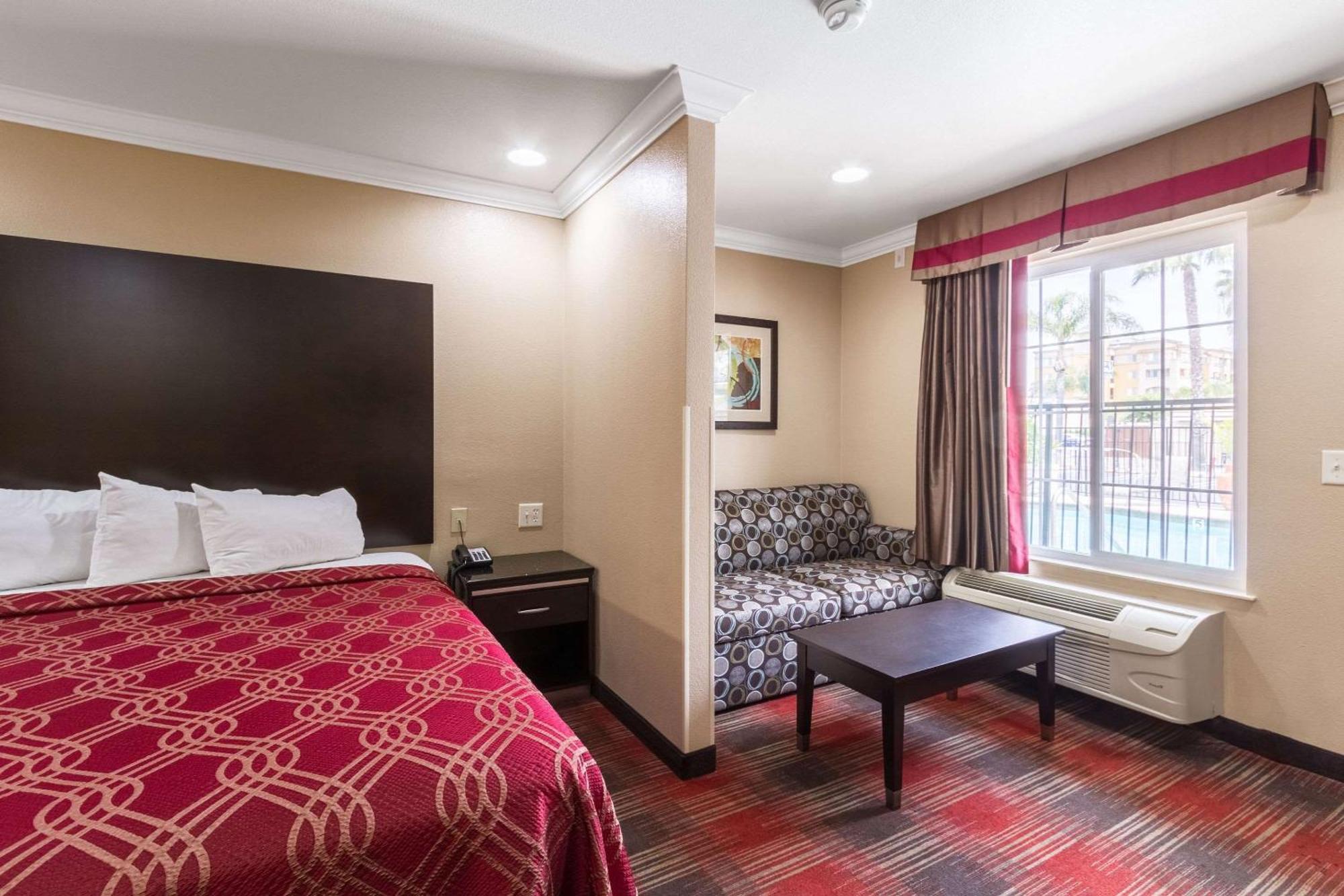 Econo Lodge Inn & Suites Escondido Downtown Екстериор снимка