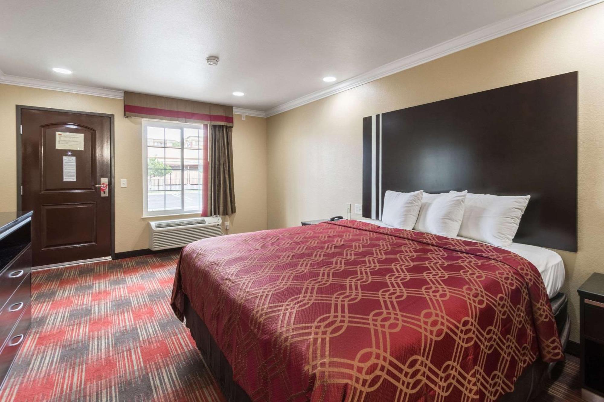 Econo Lodge Inn & Suites Escondido Downtown Екстериор снимка