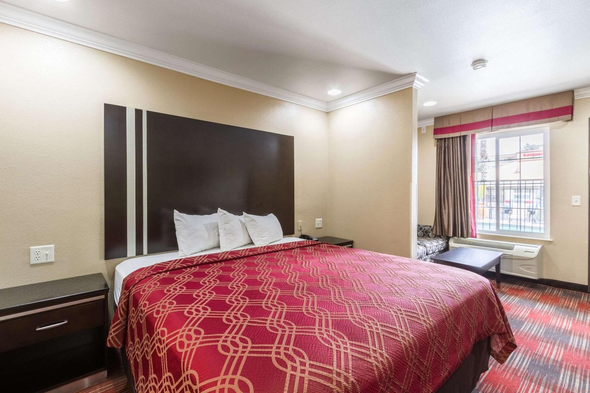 Econo Lodge Inn & Suites Escondido Downtown Екстериор снимка