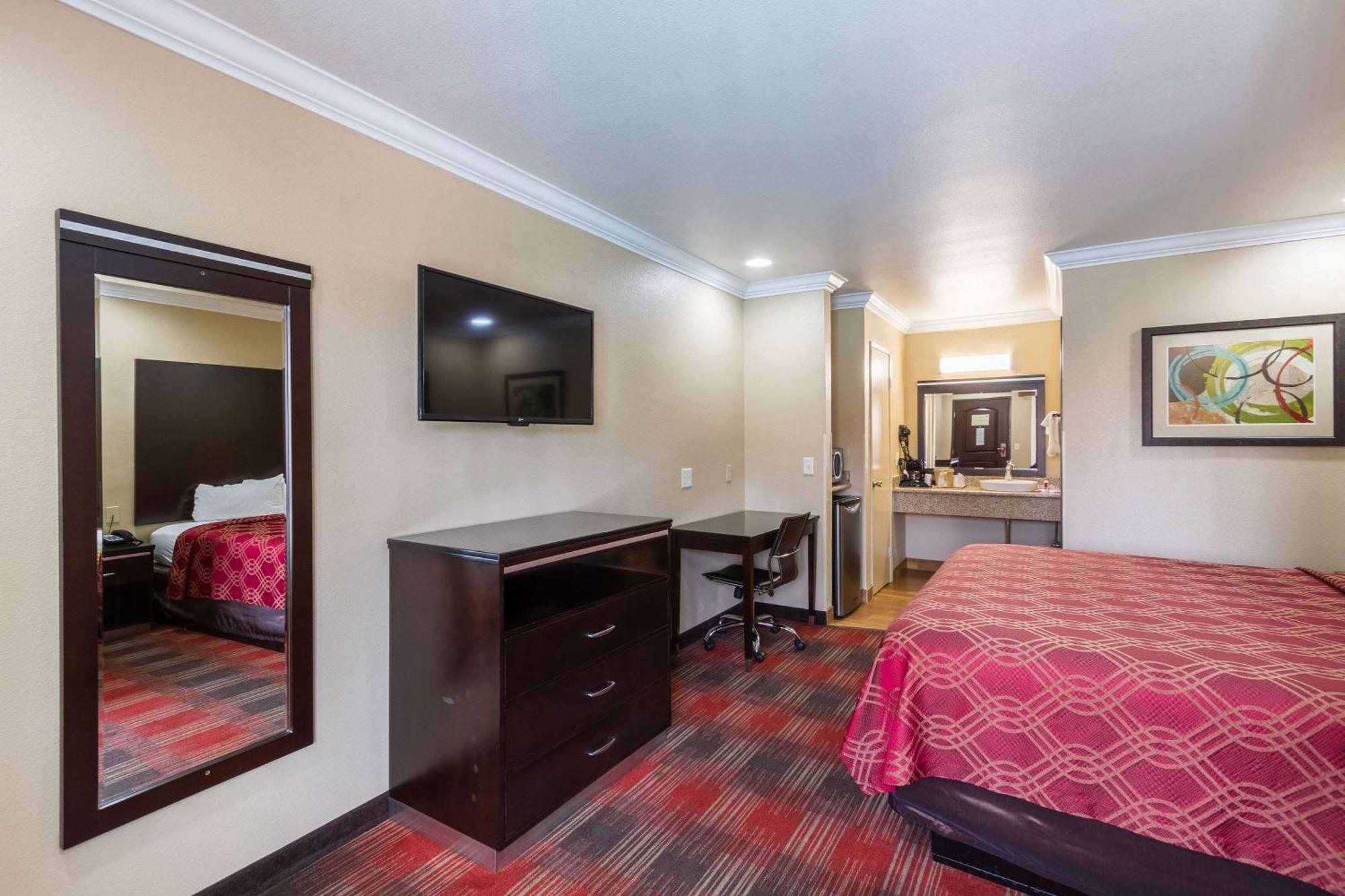 Econo Lodge Inn & Suites Escondido Downtown Екстериор снимка